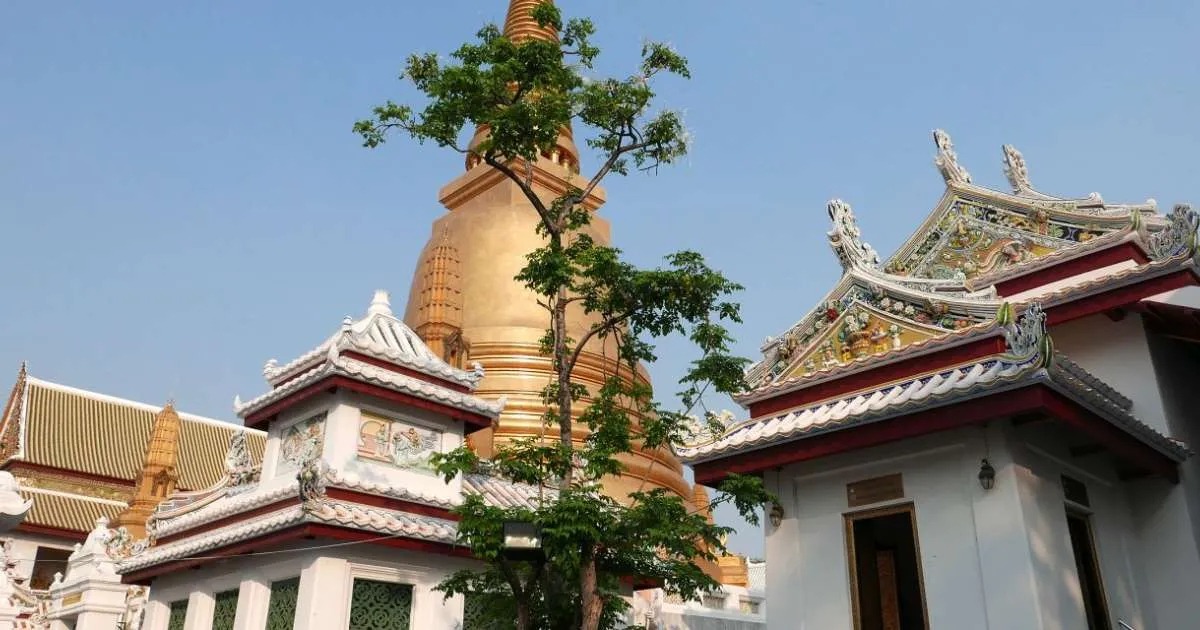 A tour of the Wat Bowonniwet Vihara temple - The temple with a distinctive  golden pagoda on top | Gigaplaces.com