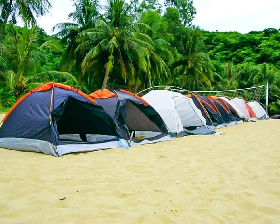 Cắm trại bên bờ biển 