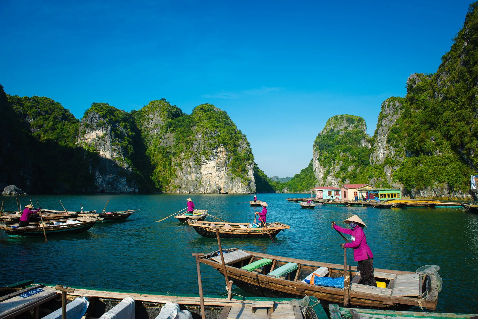vietnamese women boating in halong bay