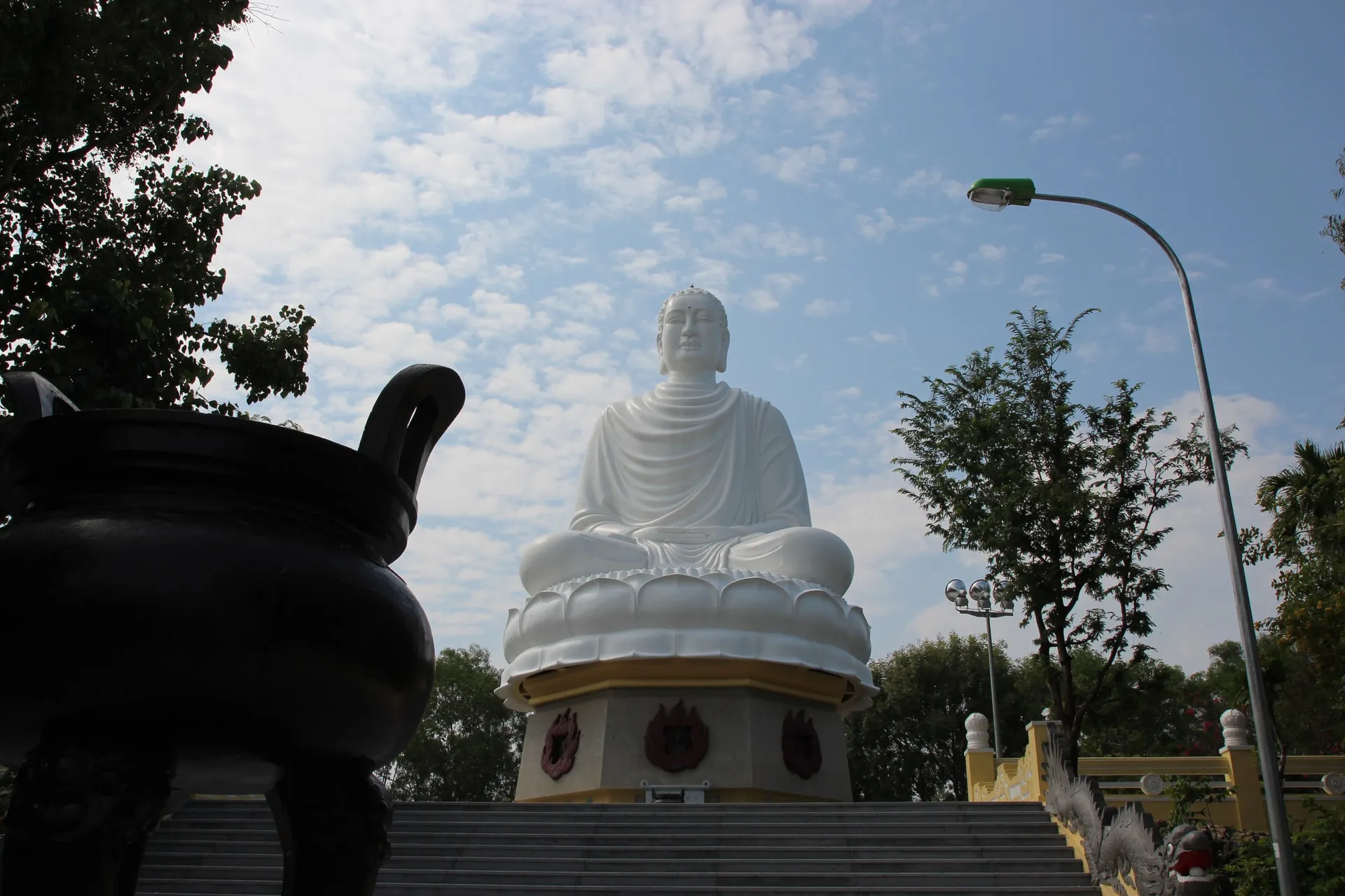 the sitting buddha statue in long son pagoda