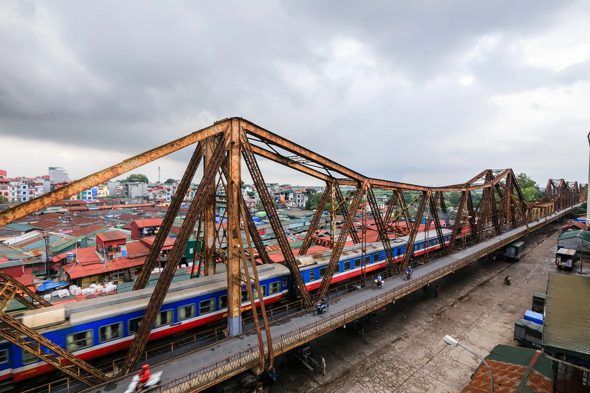 Train crossing a bridge in hanoi
