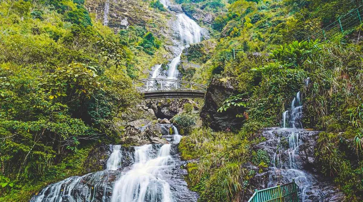 Silver Waterfall is located at the foot of O Quy Ho Pass