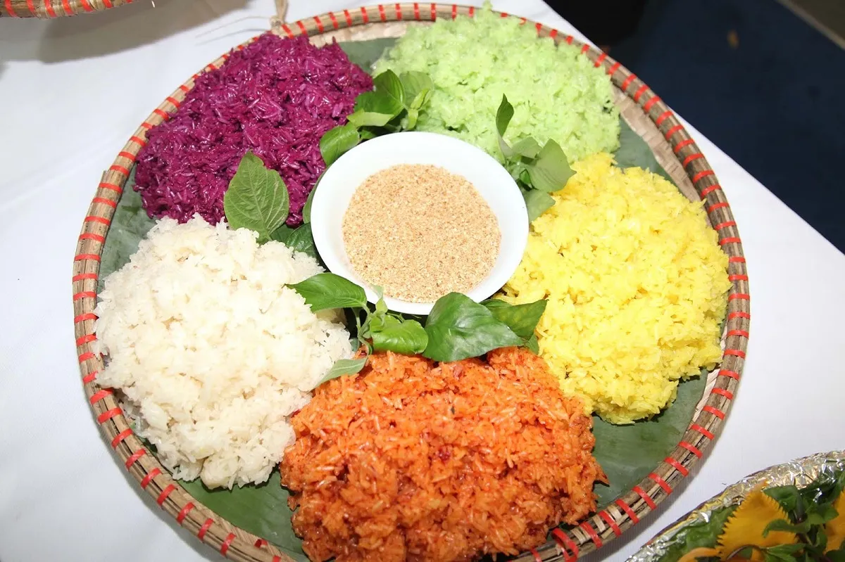 Eye-catching five-color sticky rice