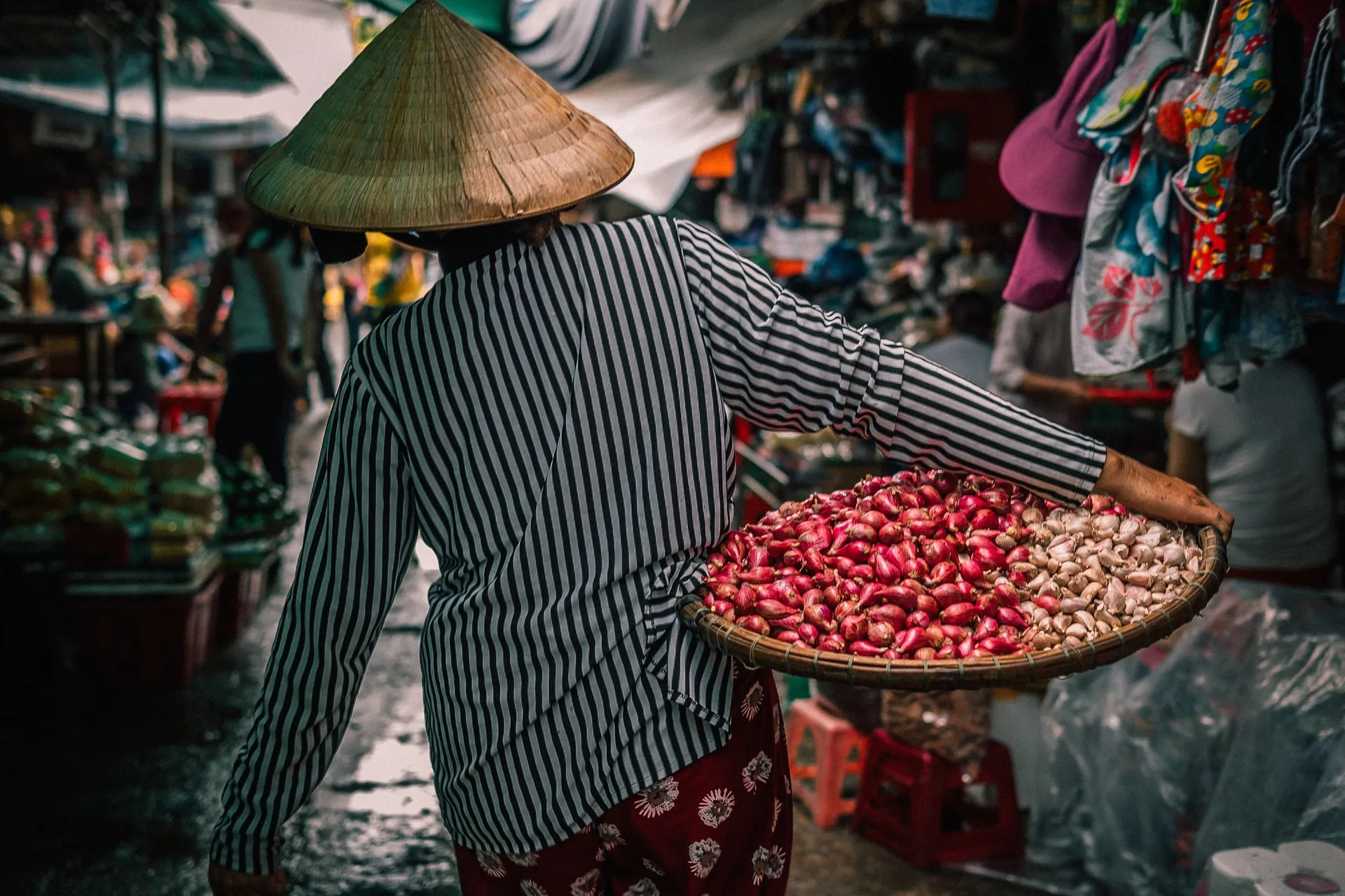 Woman carrying spices in Dong Ba Market