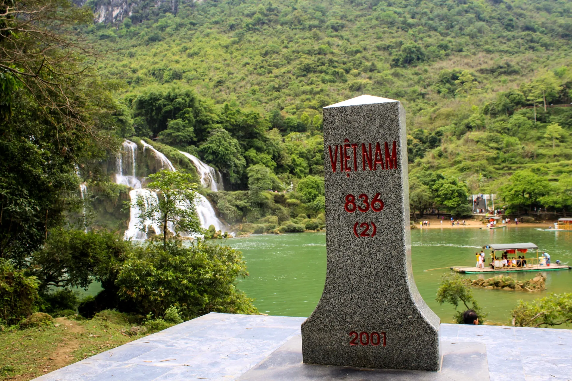 Sotne marking the border between China and Vietnam in Ban Gioc Falls