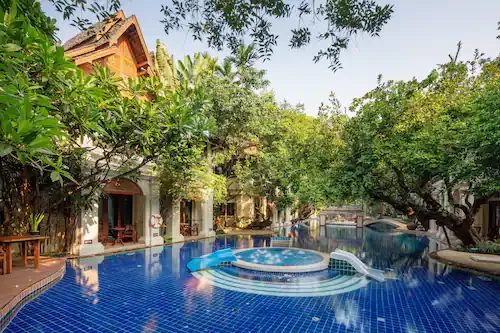 Khách sạn Centara Khum Phaya Resort & Spa với các khu phòng và hồ bơi rộng rãi thoáng mát