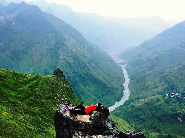 Từ trên đỉnh đèo Mã Pí Lèng nhìn xuống dòng sông nho Quế