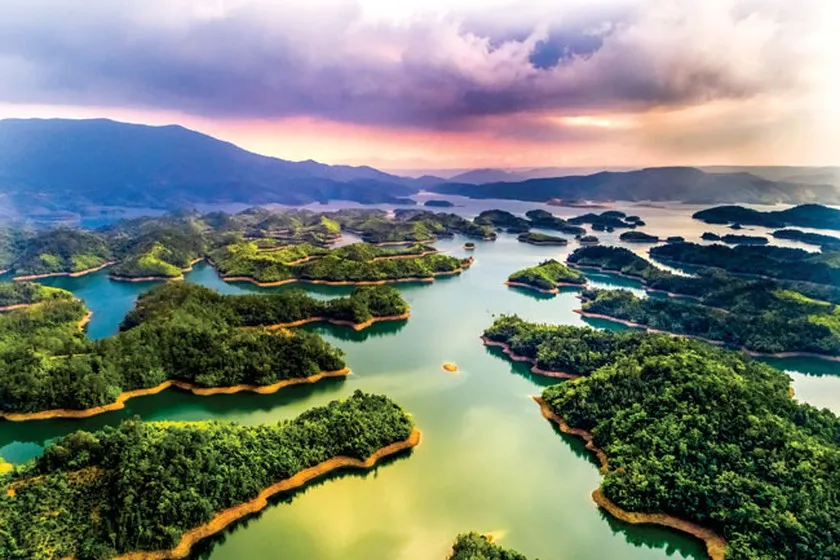 Hồ Tà Đùng ví giống như Vịnh Hạ Long trên cao nguyên đất đỏ bazan