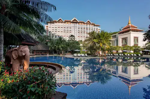 Khách sạn Shangri-La với hồ bơi rộng rãi