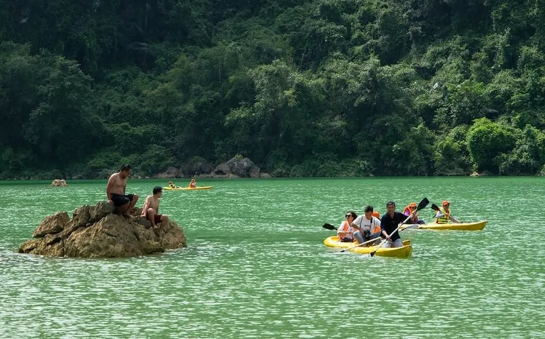 Có rất nhiều du khách chọn chèo thuyền kayak để trải nghiệm trên lòng hồ Nong Dùng