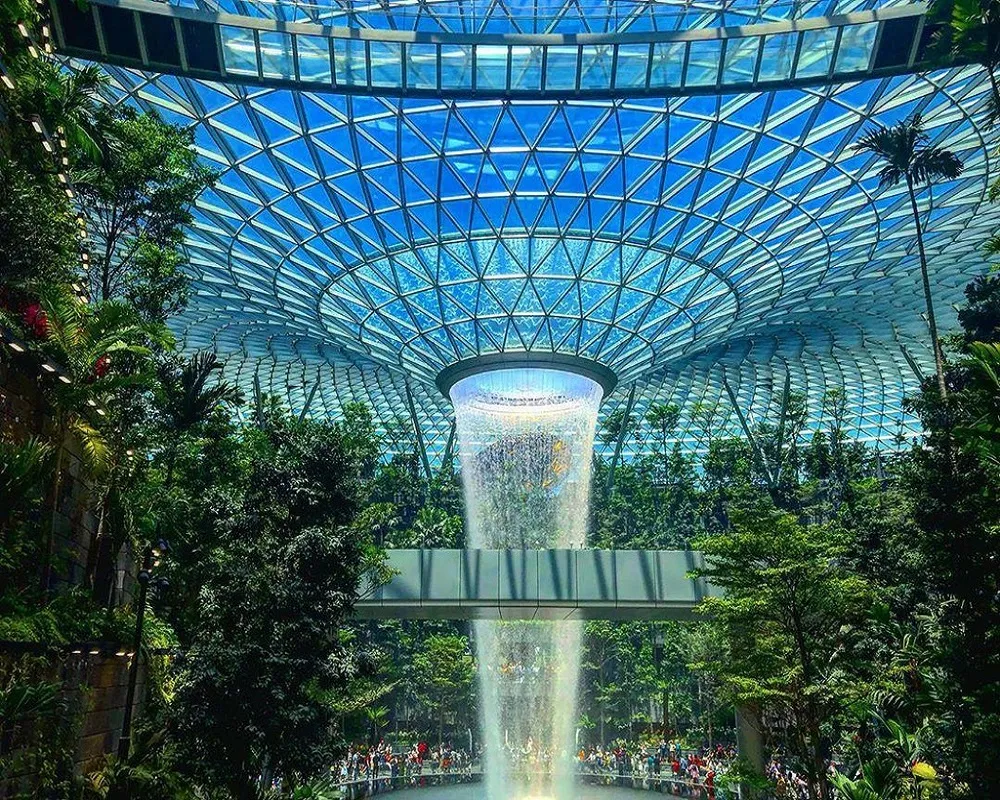 Thác nước nhân tạo khổng lồ ở ân bay Changi