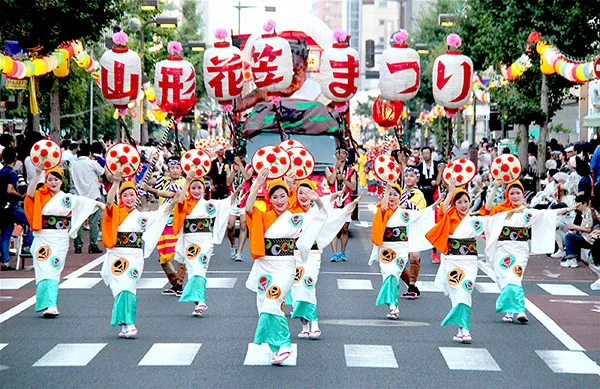  Lễ hội múa Hanagasa Matsuri