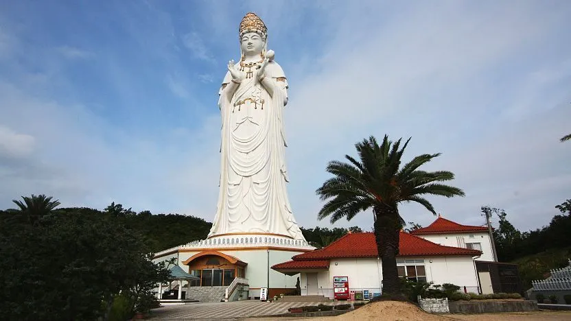 Shodoshima Great Kannon là một bức tượng màu trắng mô tả Kannon, nữ thần nhân từ của Phật Giáo