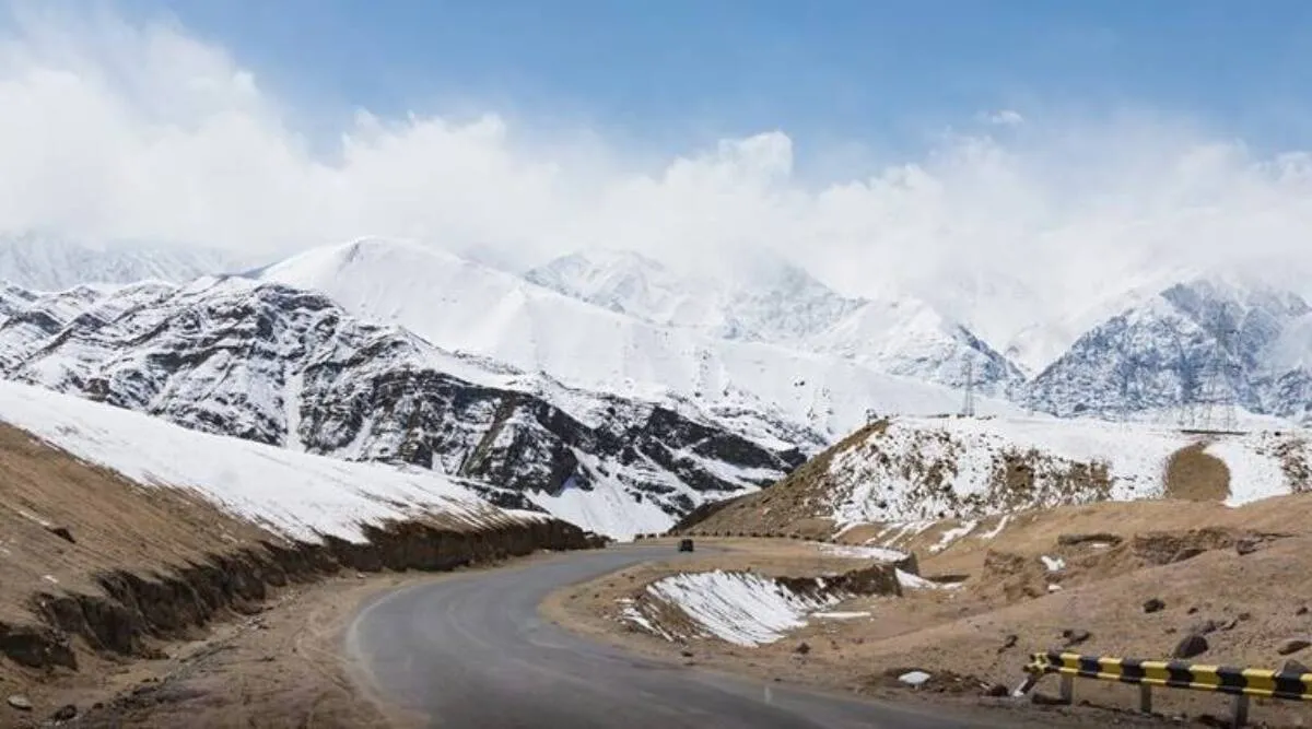 Mùa đông ở Ladakh tuyết phủ trắng những ngọn núi