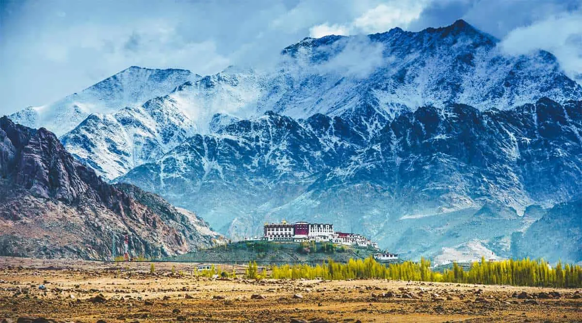 Một góc của Ladakh vào mùa đông tuyết phủ trên những dãy núi