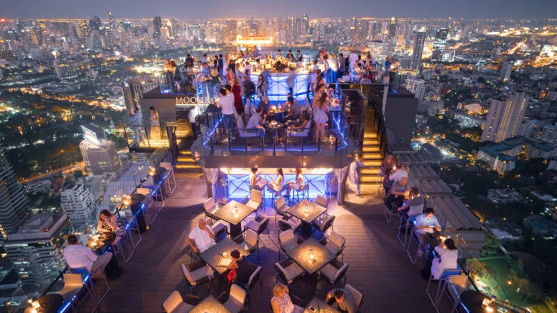 Từ tầng thượng của Vertigo & Moon Bar bạn có thể nhìn thấy toàn cảnh thành phố Bangkok