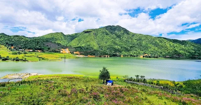 Hồ Séo Mý Tỷ được tạo nên do ngăn đập xây dựng thủy điện và là hồ nhân tạo cao nhất Việt Nam
