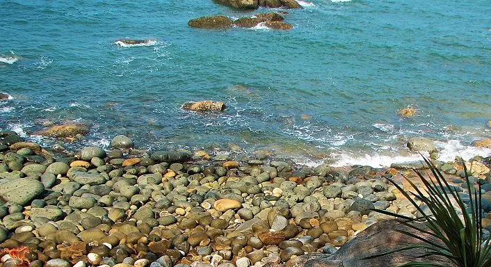 Những hòn đá lớn nhỏ xếp chồng lên nhau ở biển Hoàng Hậu