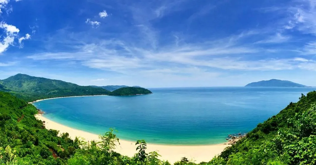 Bãi biển làng Vân trải dài trên bờ cát trắng mịn và làn nước trong xanh