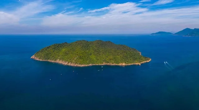 Nhìn từ xa hòn đảo tựa như chiếc chảo úp ngược nên còn được người dân nơi đây gọi là hòn Chảo.