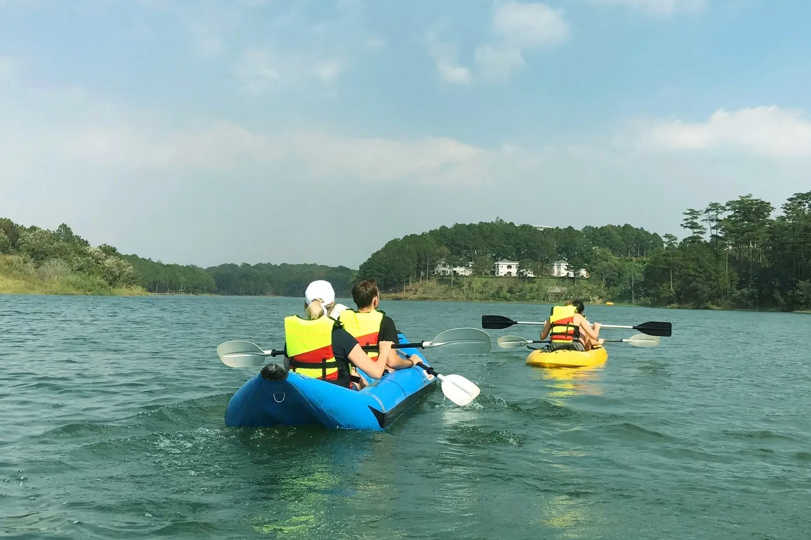 Chèo kayak trên hồ Tuyền Lâm là trải nghiệm khá thú vị