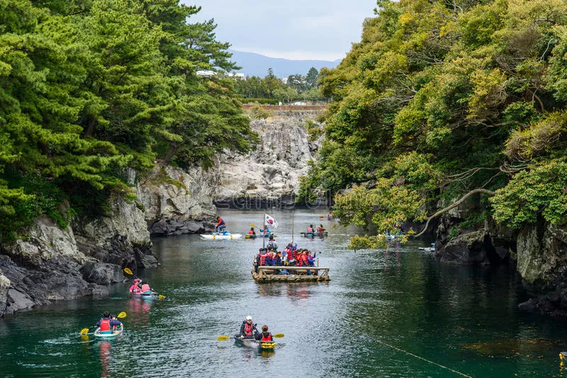 Bạn có thể trải nghiệm chèo kayak hoặc ngồi bè truyền thống ở nơi đây