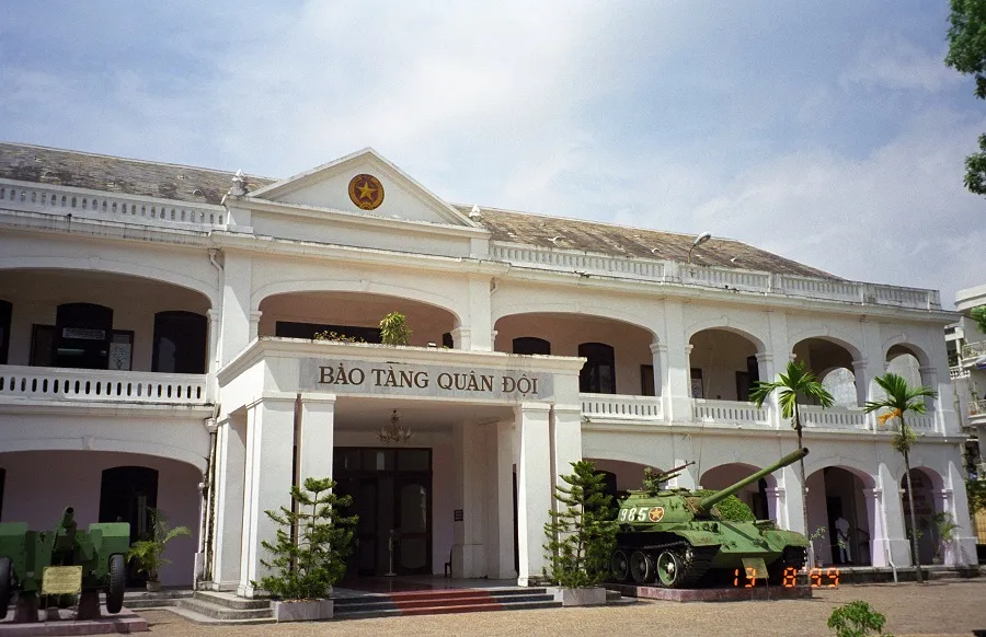 Sảnh trước Bảo Tàng Lịch Sử Quân Đội Việt Nam