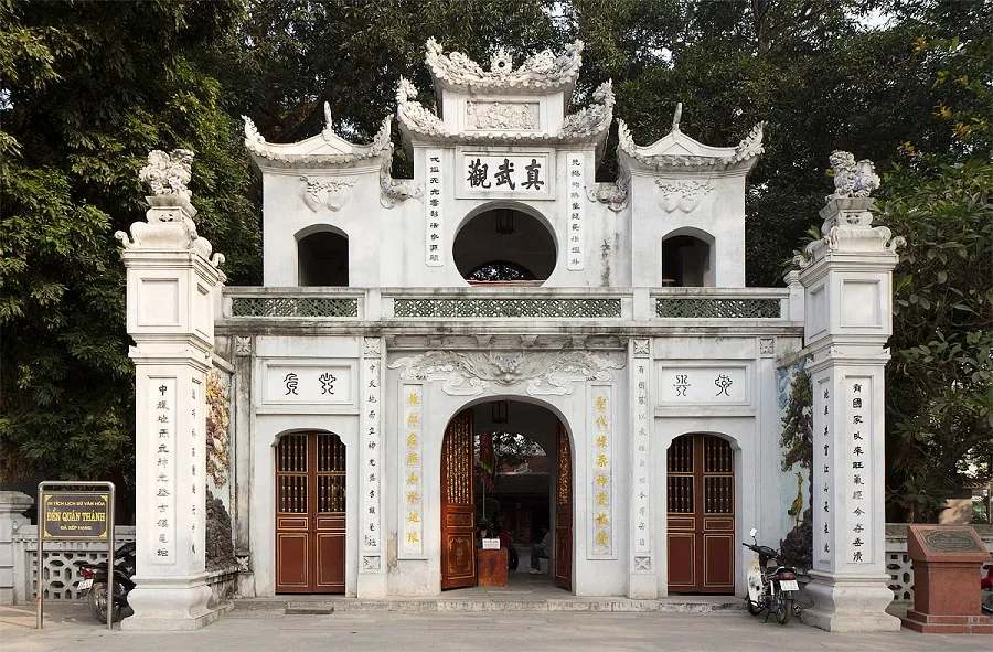 Quan Thanh Temple is located in the "Four Towns of Thang Long"