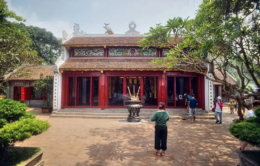 Đền Ngọc Sơn được nhiều du khách ghé thăm