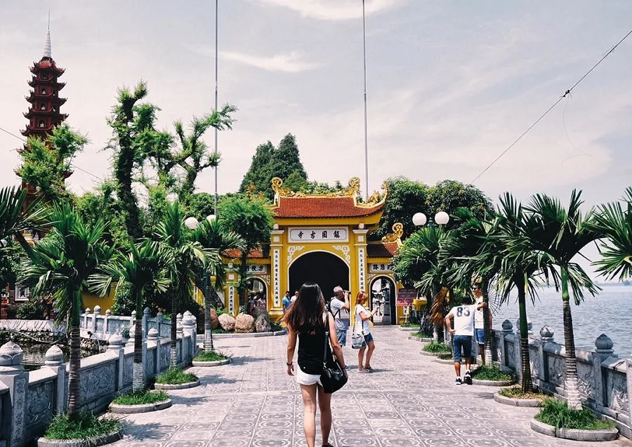 Tran Quoc Pagoda is a destination that attracts domestic and foreign tourists