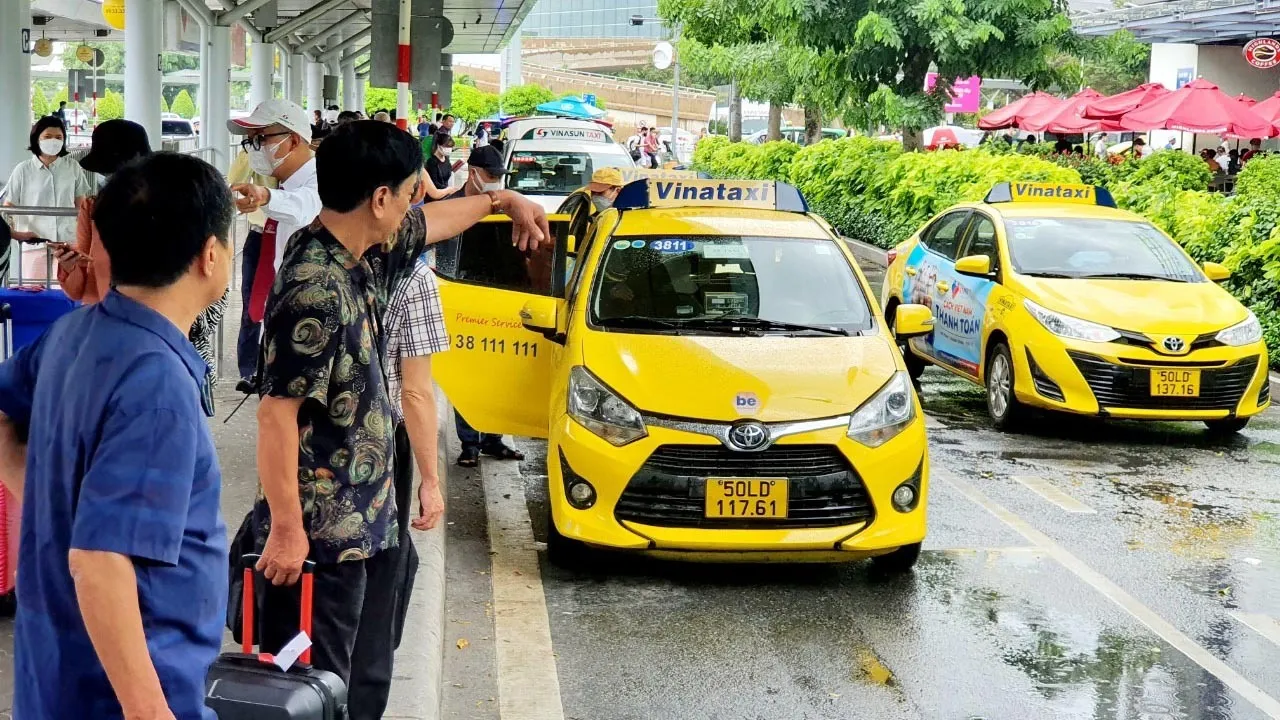In Vietnam, catching a taxi is very easy, there are technology taxis and traditional taxis
