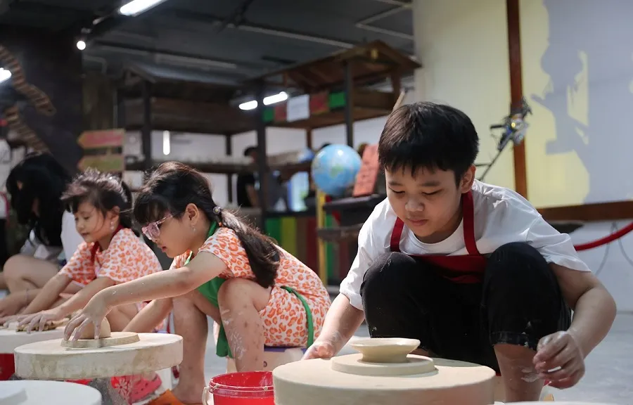 Bat Trang pottery village attracts many tourists to visit