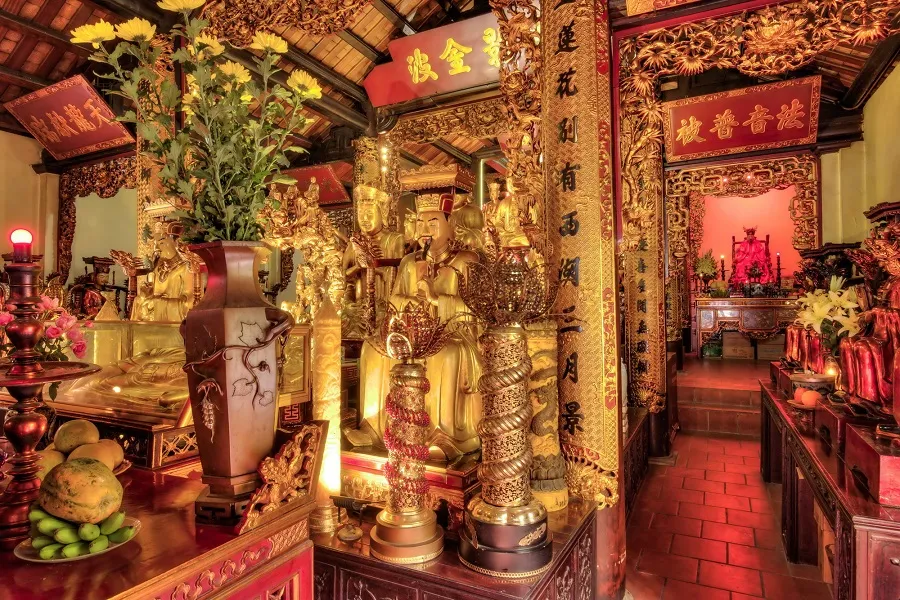 Tran Quoc Pagoda houses many valuable Buddha statues