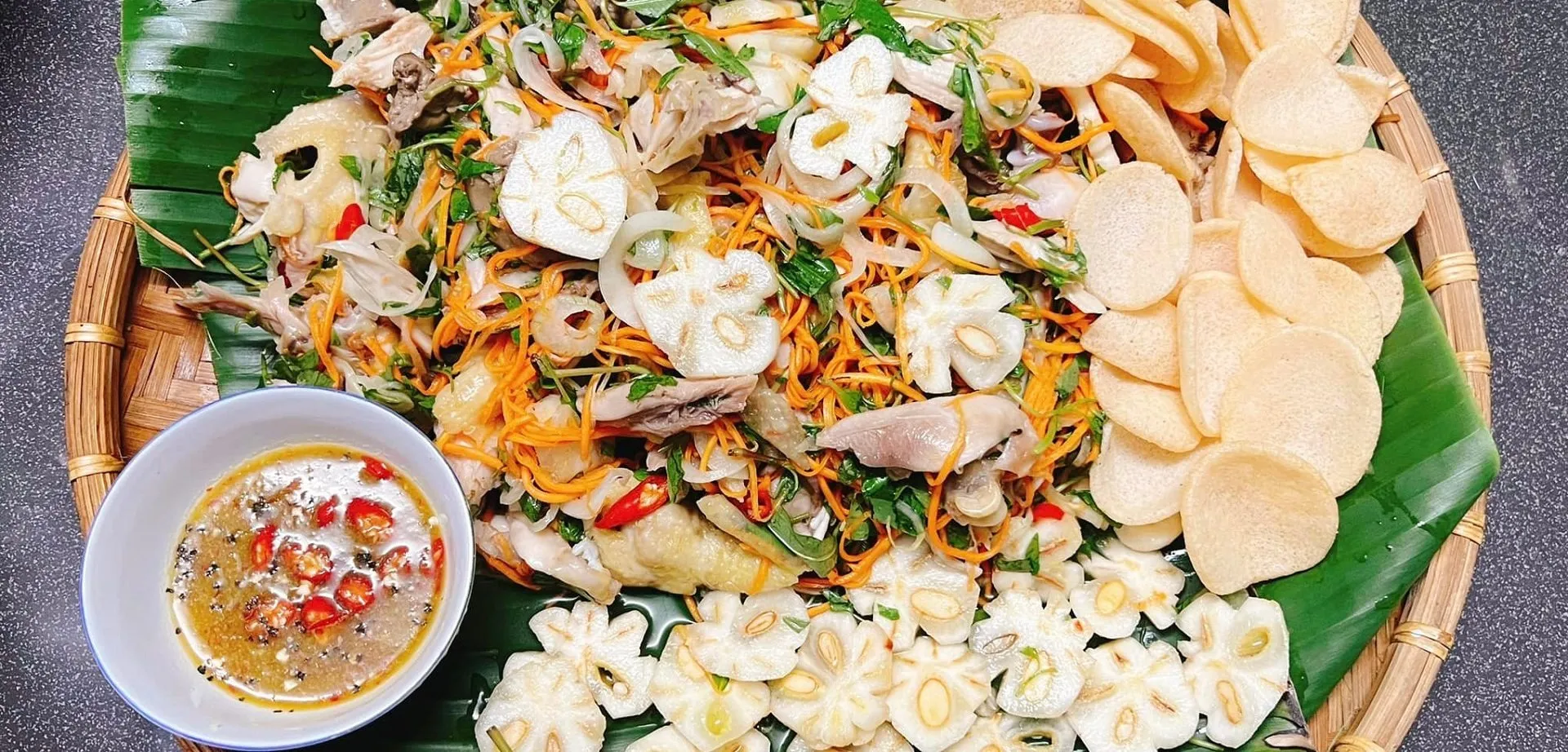 Vietnamese chicken salad is extremely attractive to tourists upon arrival