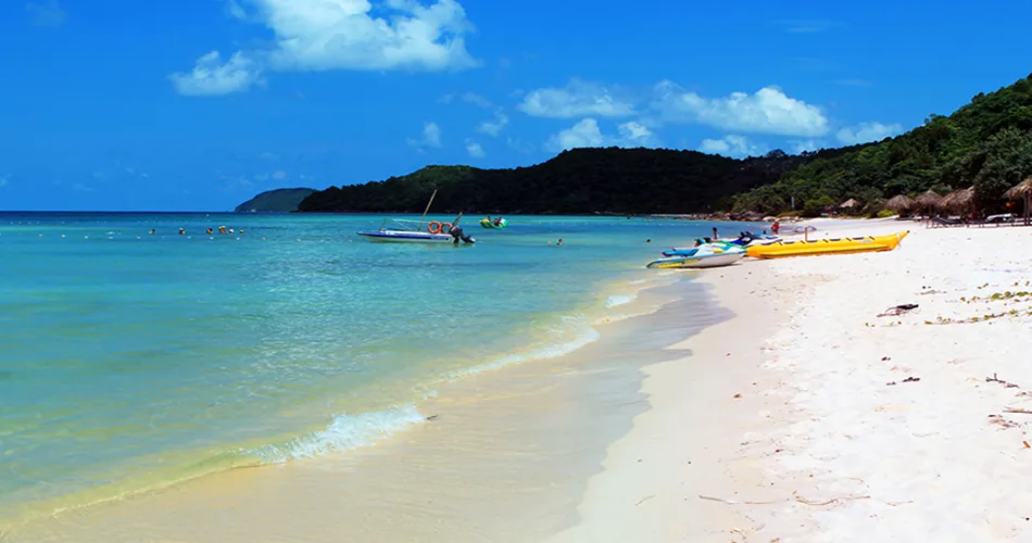 Phu Quoc with many beautiful beaches with white sand and blue water
