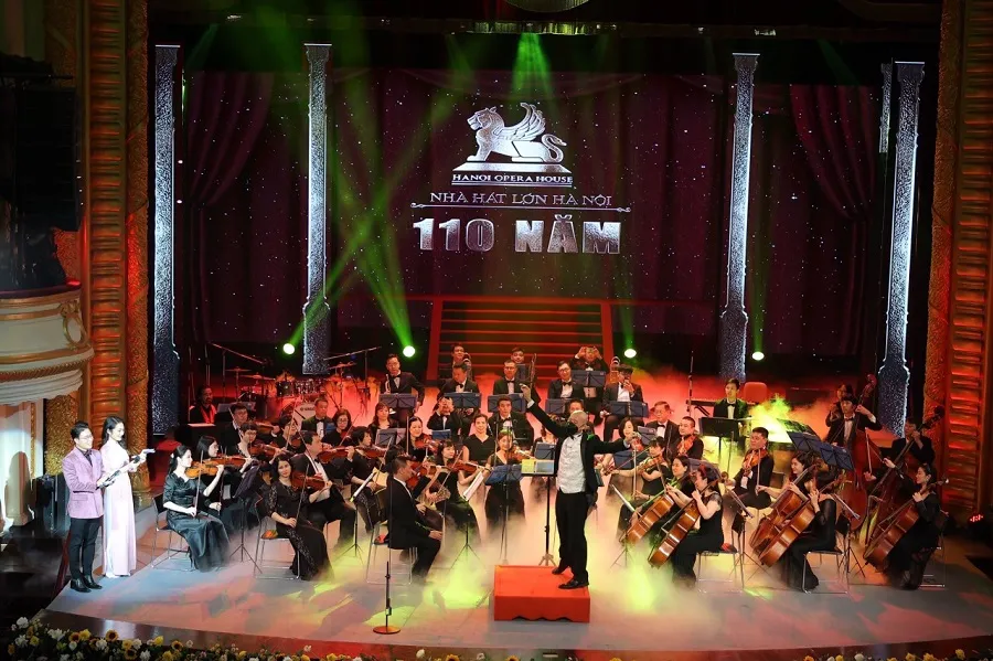 The show celebrates the Hanoi Opera House with many emotions
