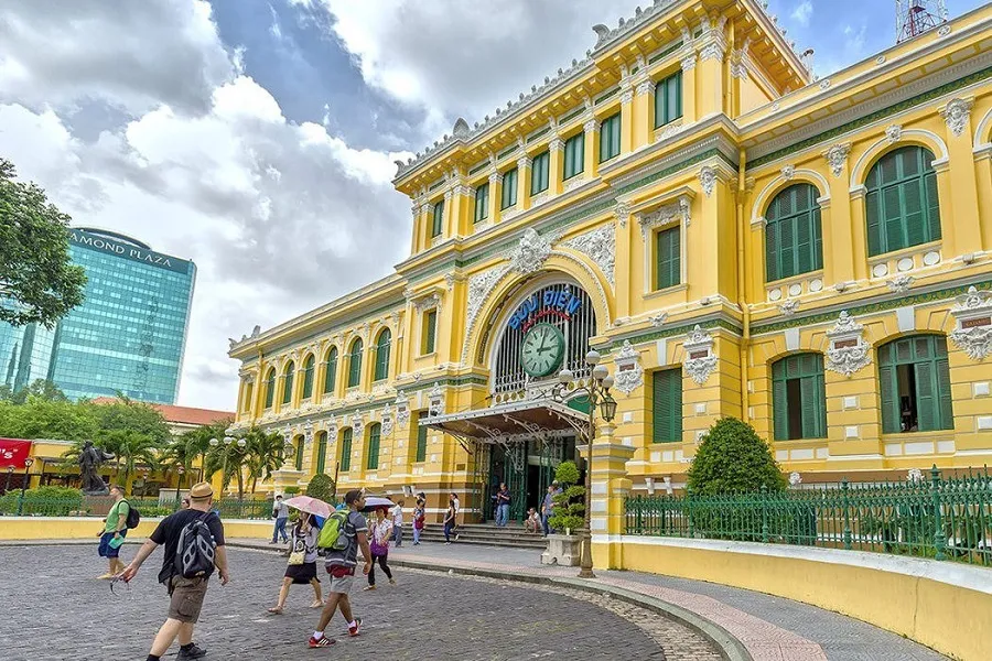 Bưu điện Hồ Chí Minh nằm ngay tại trung tâm thành phố