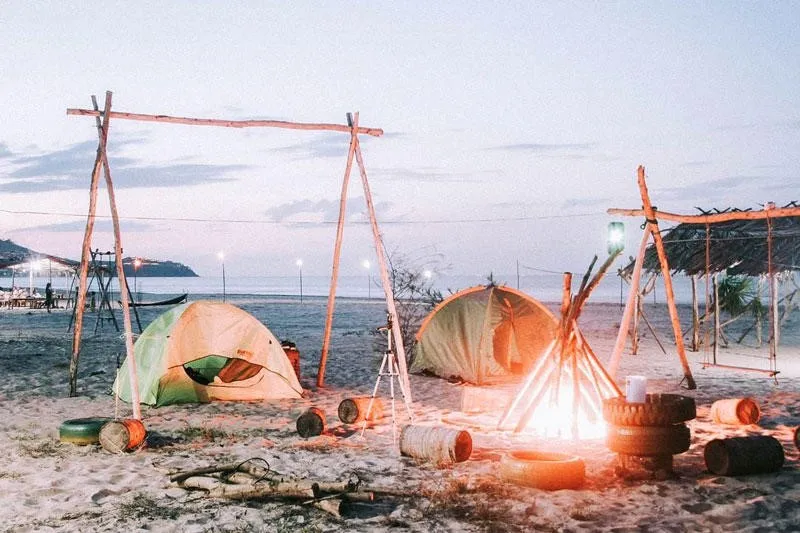 Cắm trại trên biển qua đêm cùng bạn bè 