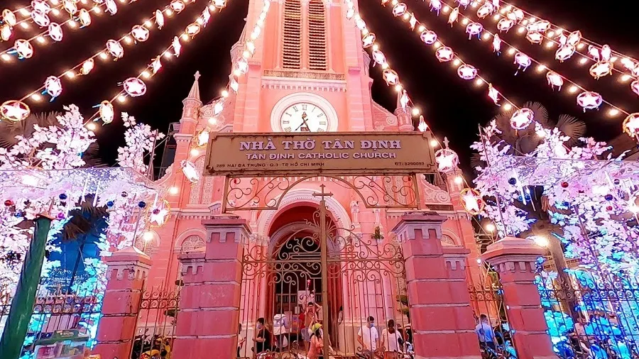 Nhà thờ với tông màu hồng chủ đạo đầy nổi bật