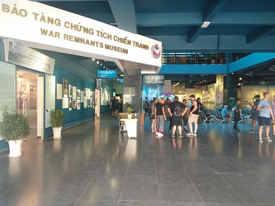 Sảnh Bảo tàng Chứng tích Hồ Chí Minh rất đông khách du lịch