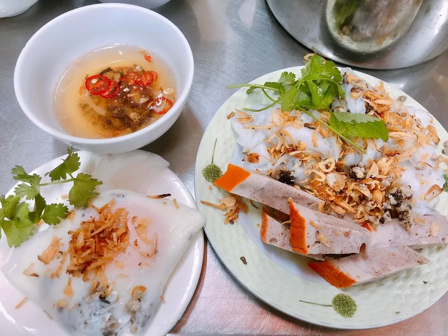 Banh cuon served with pork sausage
