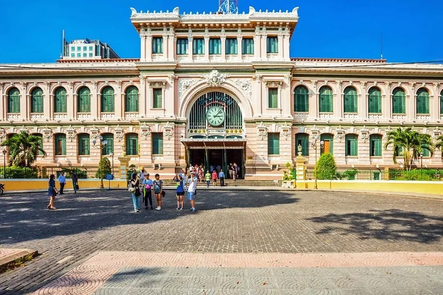 Ho Chi Minh City Post Office is always an attractive place for tourists
