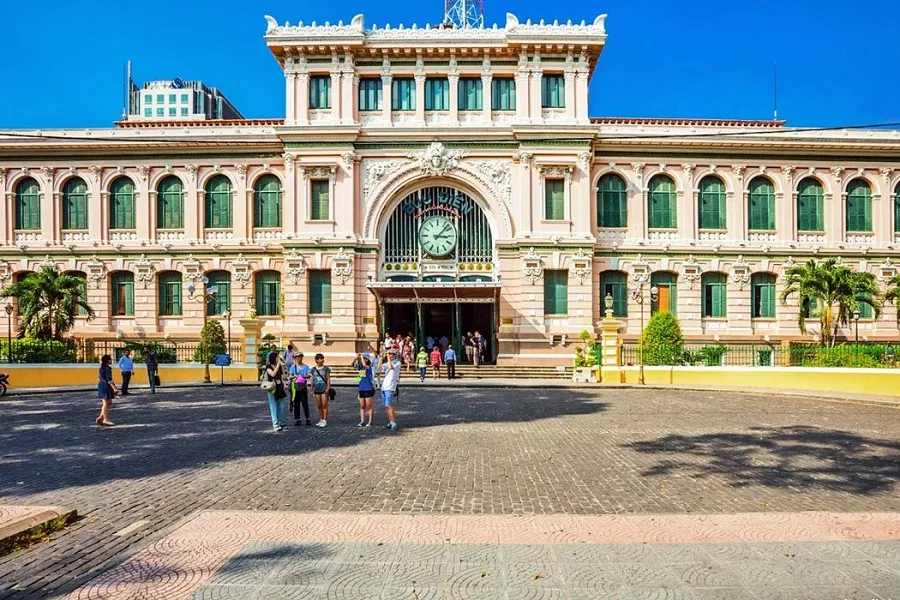 Bưu điện Thành phố Hồ Chí Minh luôn là địa điểm thu hút khách du lịch 