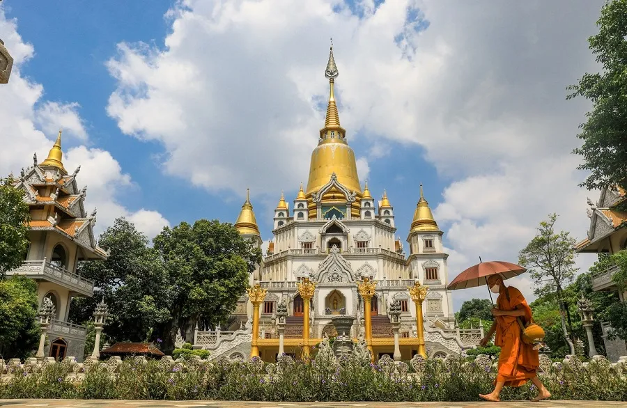 Buu Long Pagoda has Thai architecture
