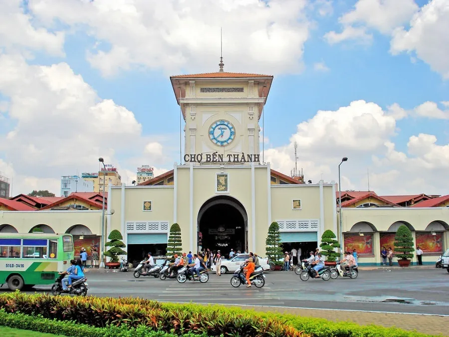 Chợ Bến Thành là một trong những trung tâm buôn bán lớn nhất và lâu đời nhất ở Sài Gòn