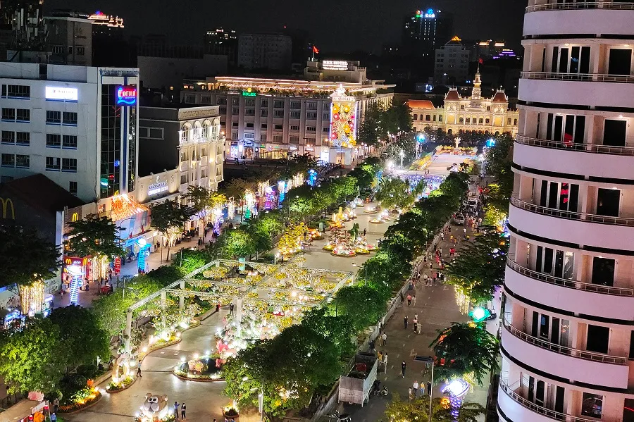 Nguyen Hue walking street "lights up" is bustling
