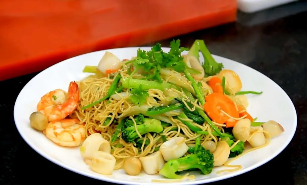 Noodles are stir-fried with vegetables