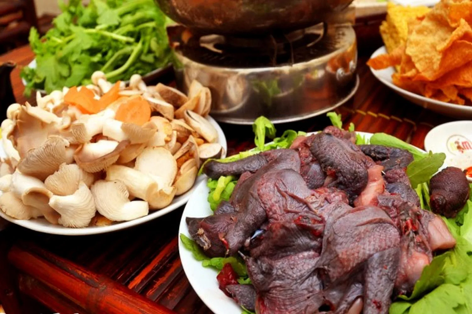 Black chicken hotpot is chosen by many tourists