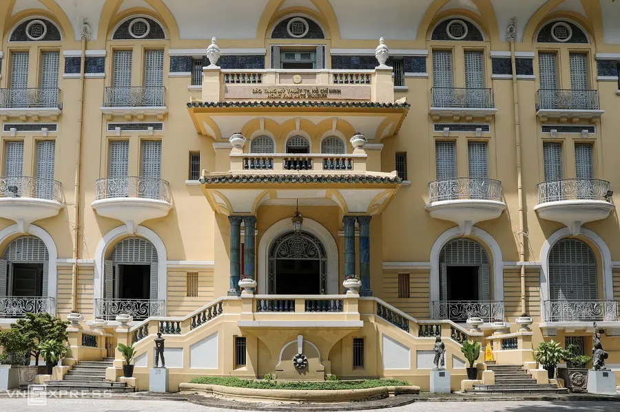 Bảo tàng Lịch sử cổ kính nằm trong lòng Sài Gòn tấp nập