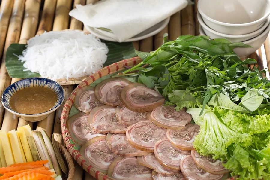 Cu Chi young beef is sliced ​​thinly and eaten with rice paper
